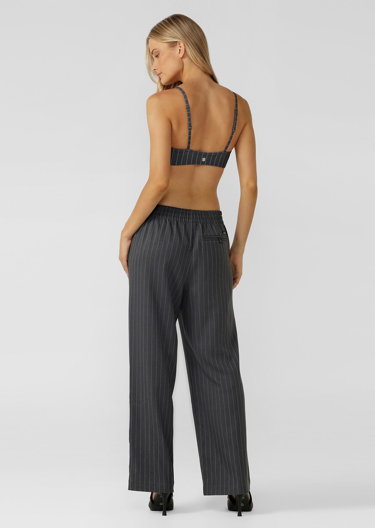 Lorna Jane Effortless Pinstripe Sports Bra - Titanium Pinstripe