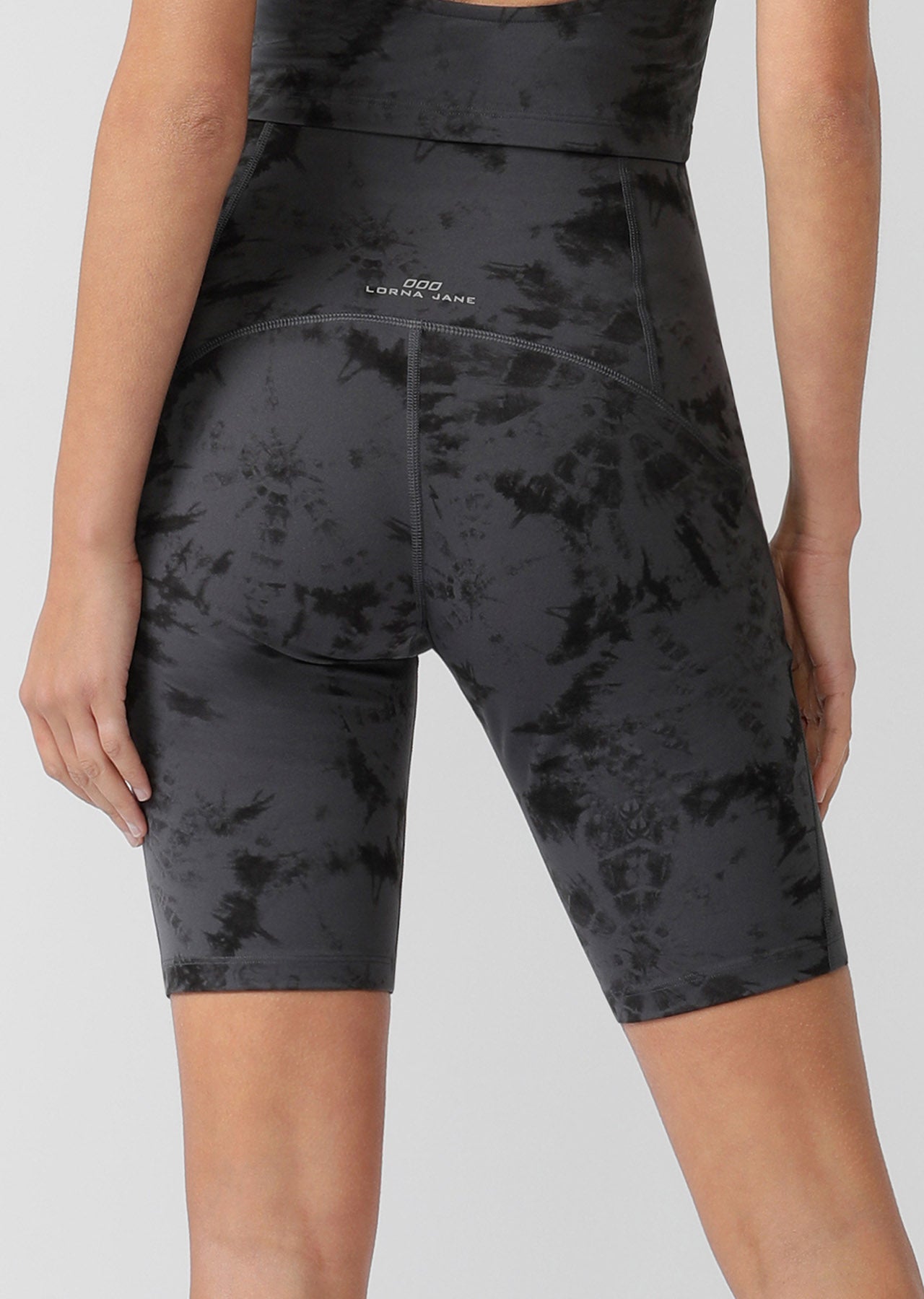 Lorna Jane No Dig Sculpting Bike Shorts - Titanium Wash Print
