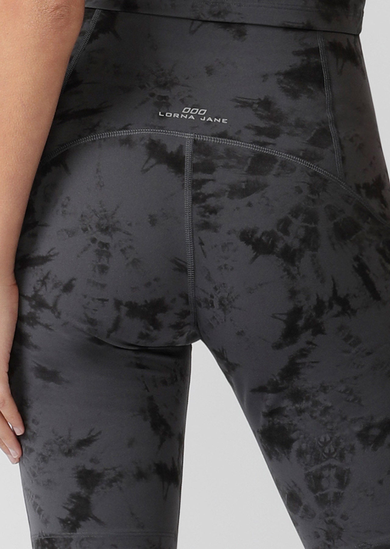 Lorna Jane No Dig Sculpting Bike Shorts - Titanium Wash Print